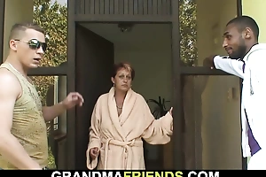 Sexy grandma swallows dusky coupled with white dongs insist
