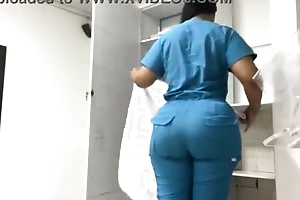 Paciente culona aceitada grabada en consultorio